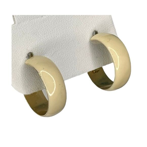 Vintage Enamel Hoop Earrings Cream Ivory Gold Tone Metal Huggie Pierced - Picture 1 of 5